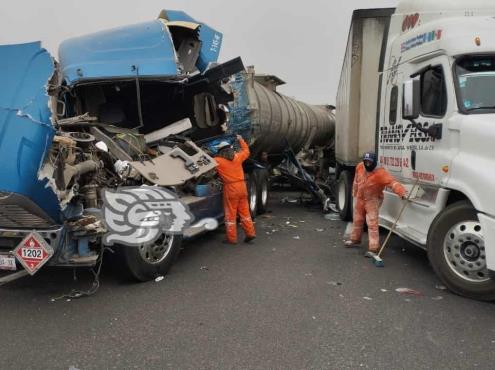 Carambola de al menos ocho vehículos ocasiona cierre de la autopista Orizaba-Puebla