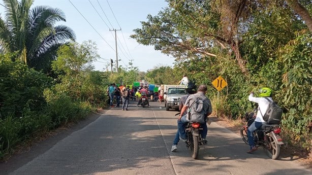 Bloquean carretera tras derrumbe de escaleras del Salto de Eyipantla, en Veracruz