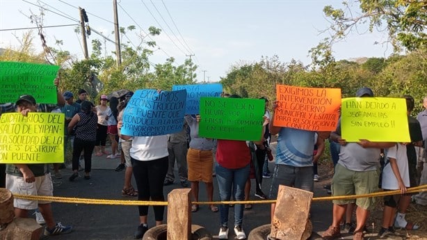 Bloquean carretera tras derrumbe de escaleras del Salto de Eyipantla, en Veracruz