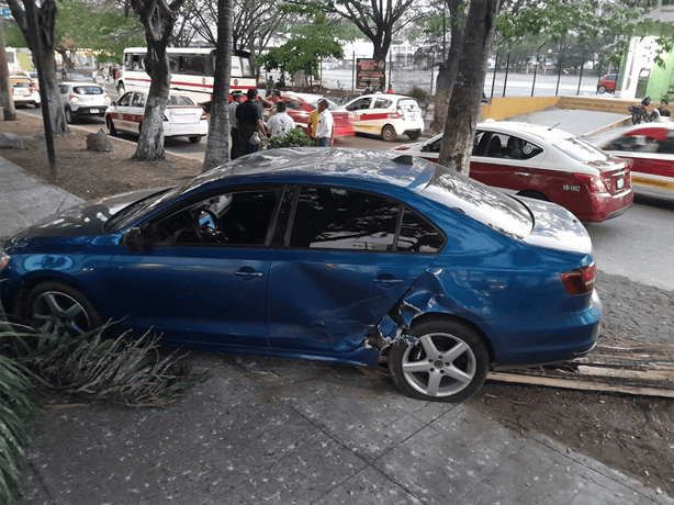 Choque entre taxi y particular en avenida Diaz Mirón deja cuantiosos daños materiales