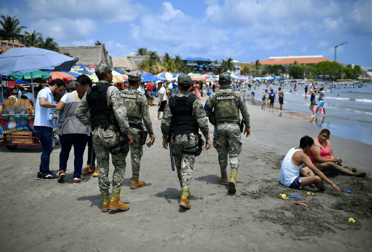 Ofrecen seguridad a turistas en playas