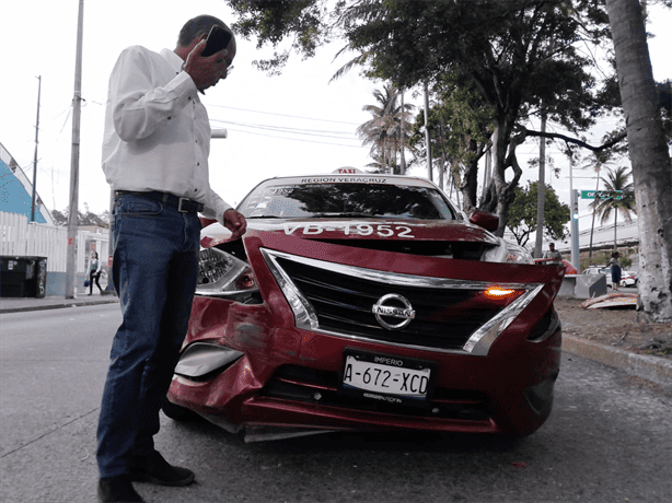 Choque entre taxi y particular en avenida Diaz Mirón deja cuantiosos daños materiales