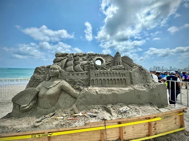Exhiben enormes esculturas de arena en playa de Veracruz