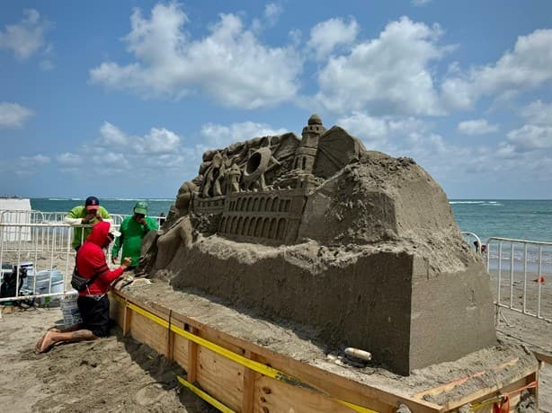 Exhiben enormes esculturas de arena en playa de Veracruz