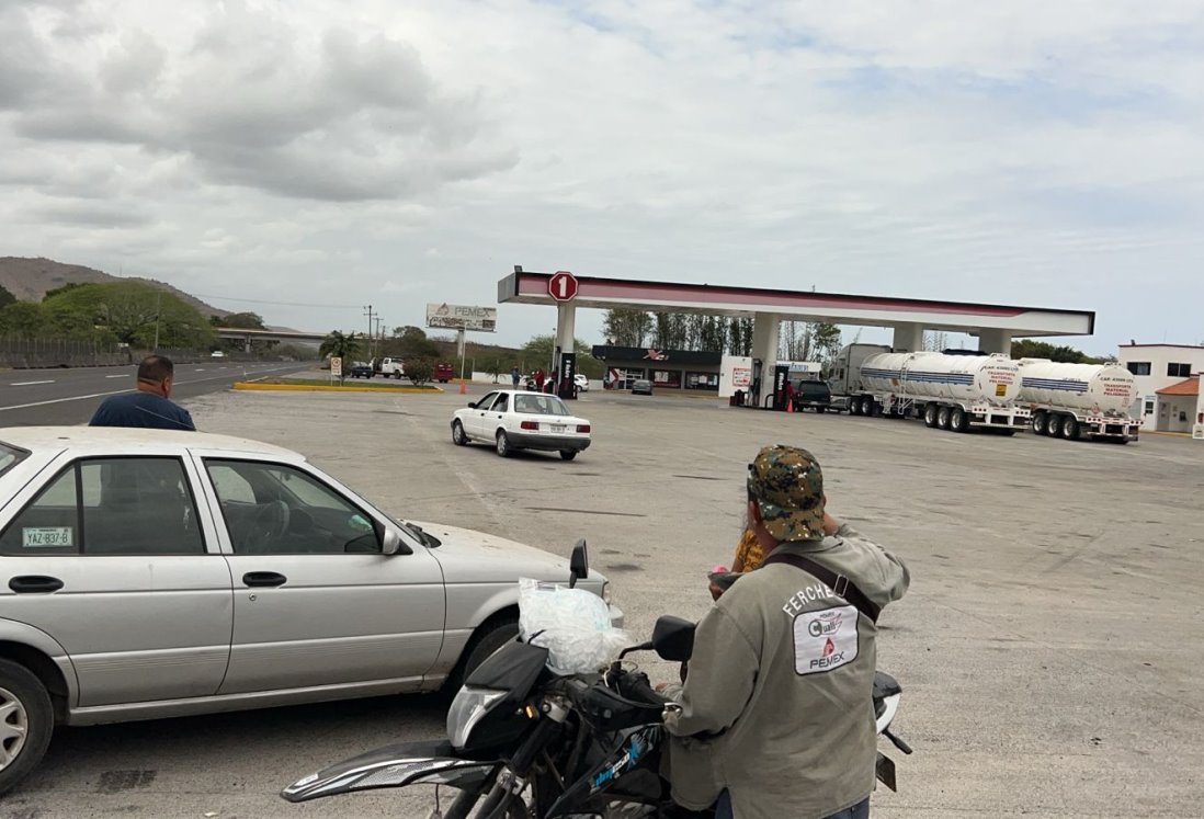 Accidente en moto deja joven tras ser arrollado en gasolinera de Actopan
