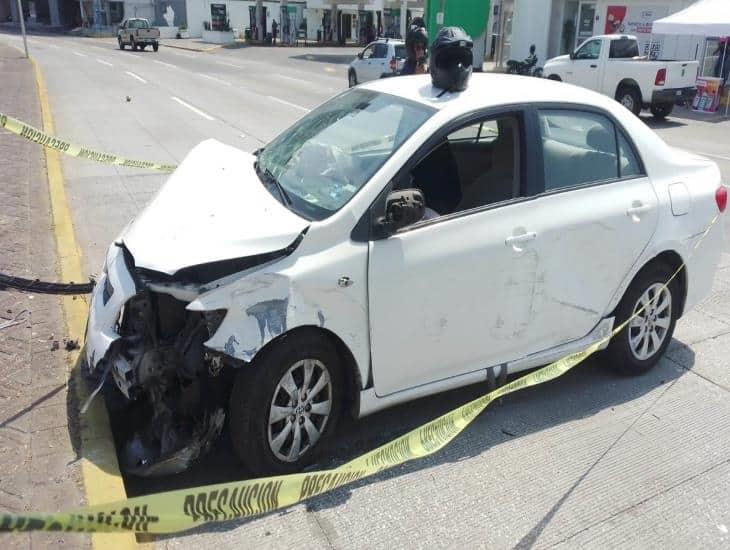 Cae lámpara de luminaria y provoca el choque de un automóvil en Boca del Río