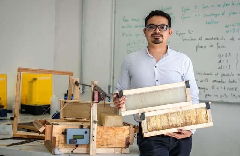 Estudiante crea colmena 3D, que permite la producción automatizada de miel