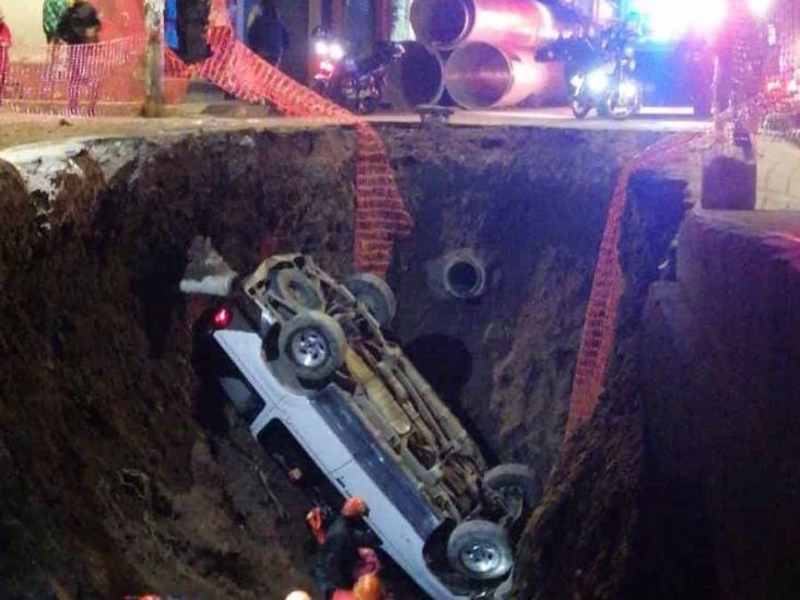 Cae camioneta en obras del colector pluvial en colonia de Xalapa