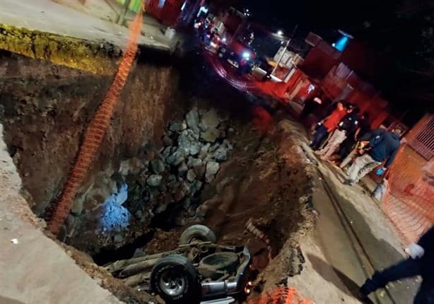 Cae camioneta en obras del colector pluvial en colonia de Xalapa