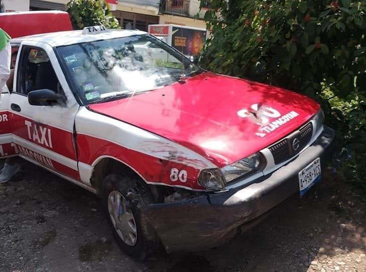 Choque entre dos taxis deja un lesionado en la carretera a Tlapacoyan