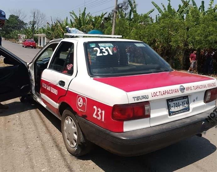 Choque entre dos taxis deja un lesionado en la carretera a Tlapacoyan