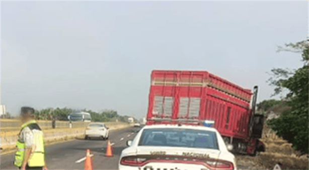 Aparatoso accidente con tractocamión en carretera La Tinaja-Cosamaloapan deja un lesionado