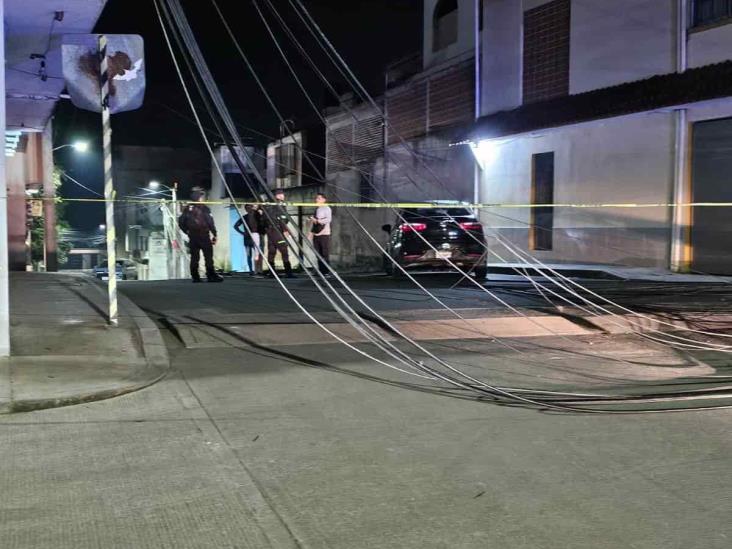 Camión derriba postes y líneas de cableado de CFE en colonia de Xalapa