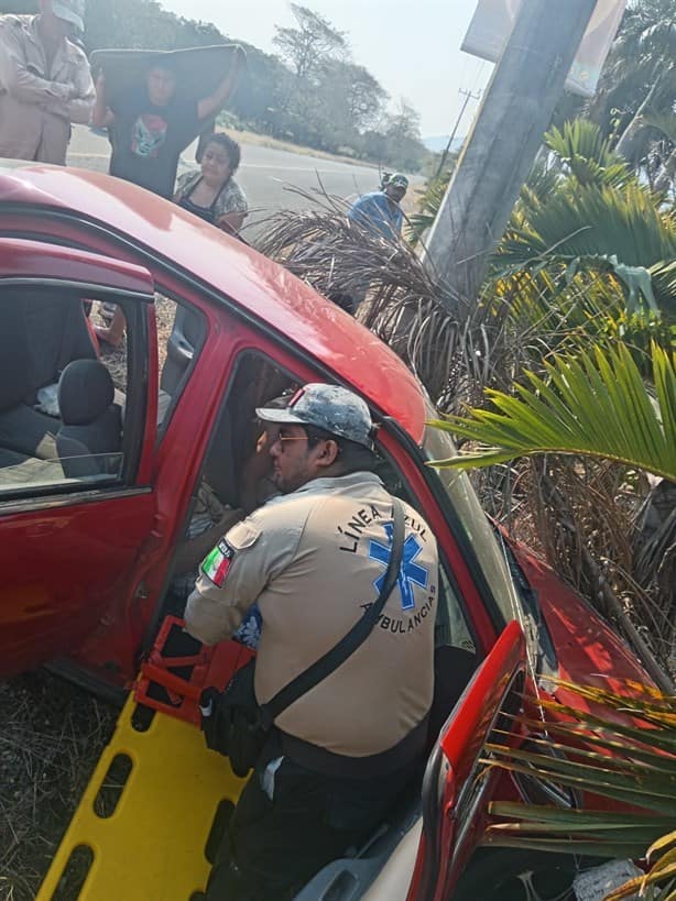 Automóvil en Actopan sale de la carretera y choca contra una cerca