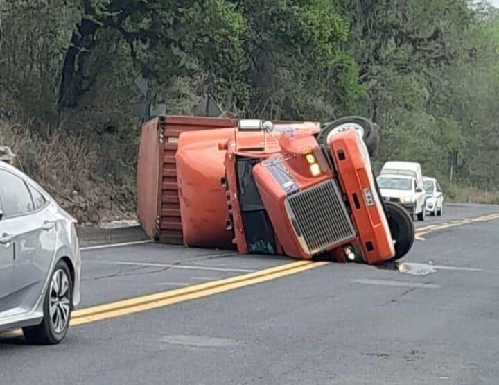 Tráiler pierde el control y vuelca en las Cumbres de Plan del Río