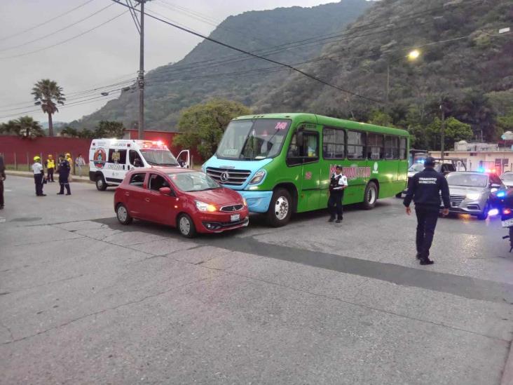 Autobús y auto protagonizan choque en calles de Orizaba