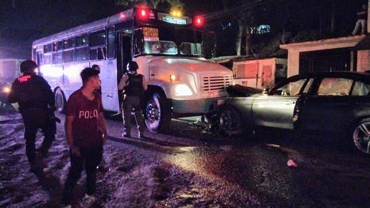 Autobús de pasaje Chiltoyac choca contra un auto en El Castillo