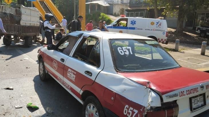 Recolector de basura y taxi, chocan en Circuito Presidentes de Xalapa 