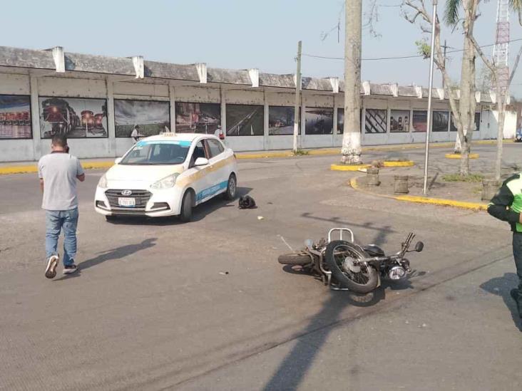 Taxi y motociclista chocan en calles de Córdoba