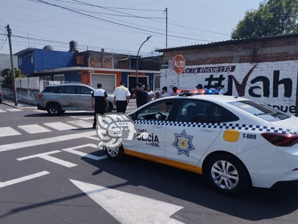 Camioneta y auto protagonizan choque en colonia de Orizaba; no hay lesionados