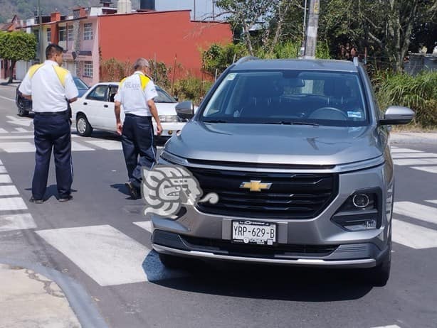 Camioneta y auto protagonizan choque en colonia de Orizaba; no hay lesionados