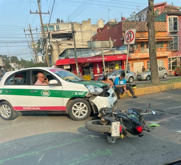 Motociclista resulta lesionado tras chocar contra taxi en calles de Xalapa