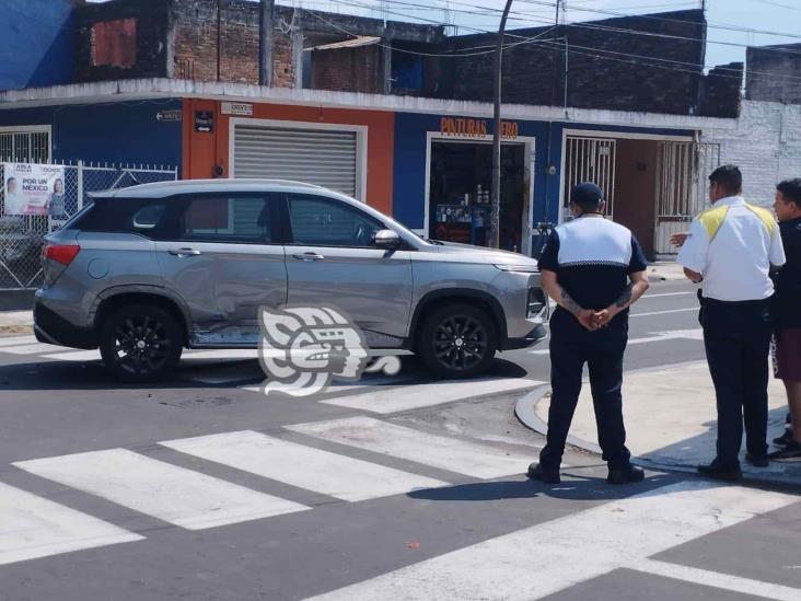 Camioneta y auto protagonizan choque en colonia de Orizaba; no hay lesionados