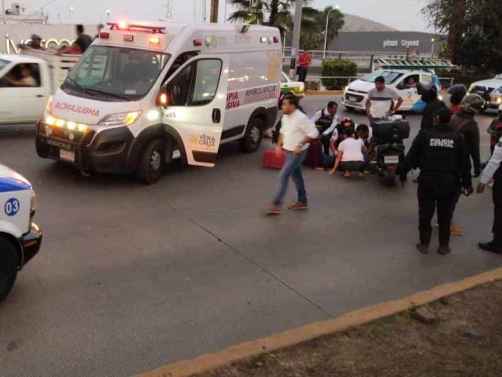 Derrapa motociclista frente a Plaza Crystal Xalapa