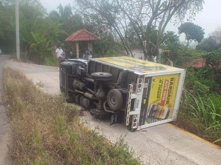 Camión volcado en Santa Margarita, Misantla