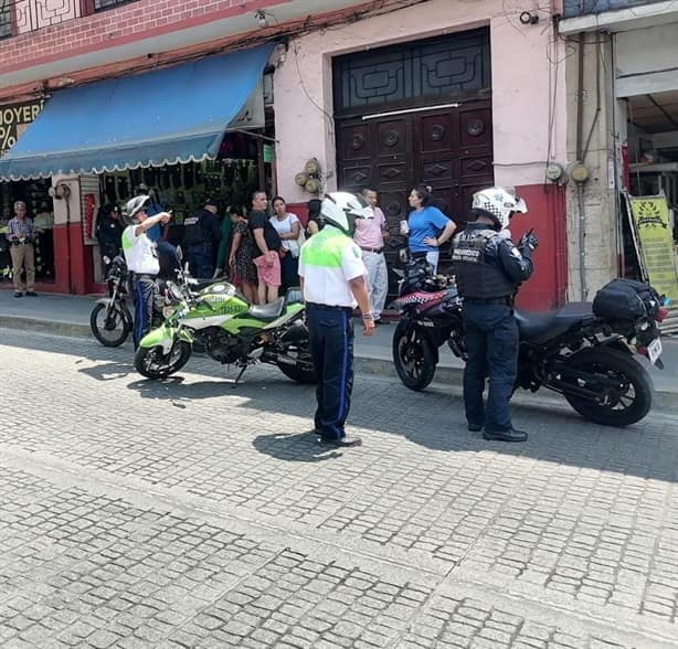 Motociclista arrolla a mujer de la tercera edad en avenida en Xalapa