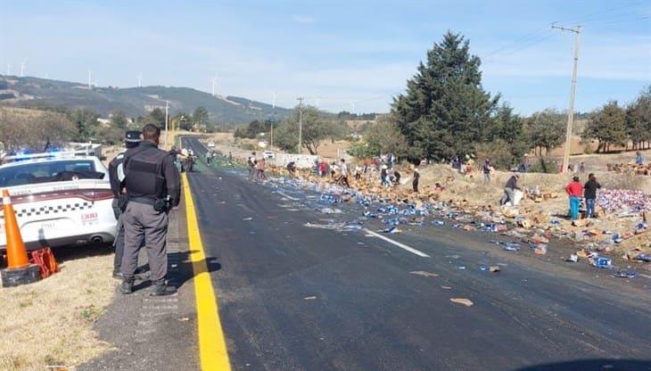 Cae carga de semirremolque en la autopista Mendoza-Acatzingo; rapiñeros al asecho