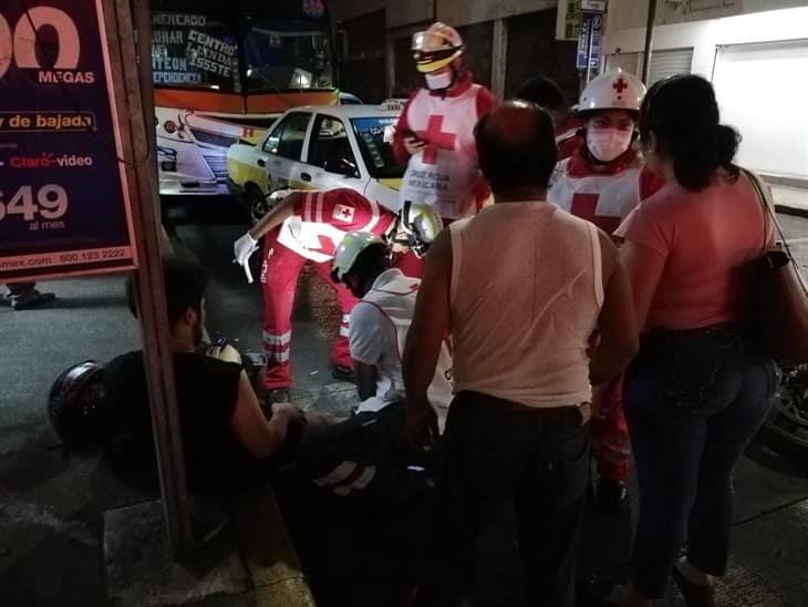 Fuerte choque entre autobús, taxi y moto; deja un lesionado en Córdoba