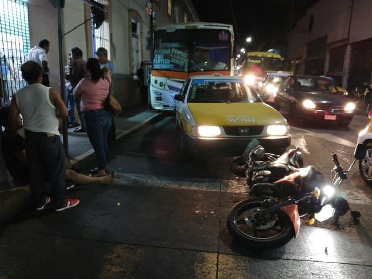 Fuerte choque entre autobús, taxi y moto; deja un lesionado en Córdoba