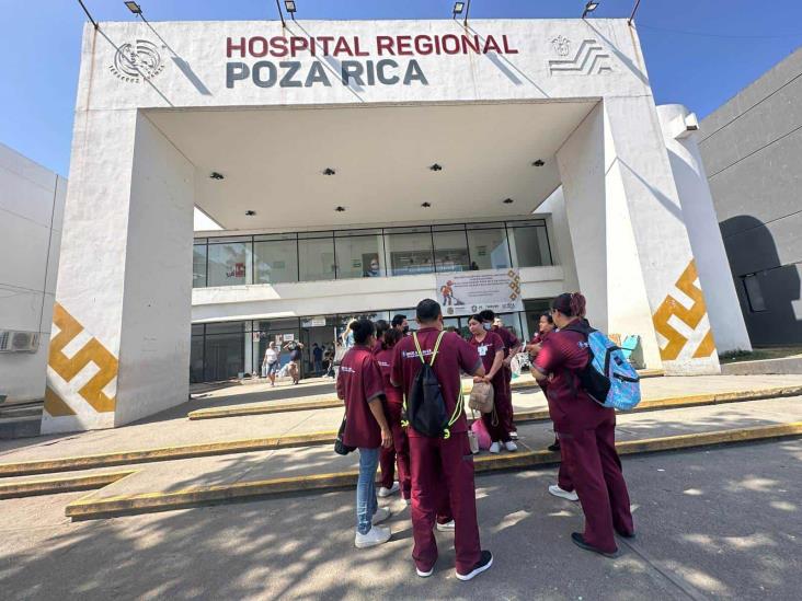 Con protesta, trabajadores del Hospital Regional de Poza Rica reclaman falta de pagos