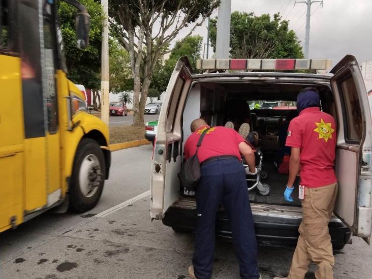 Motociclista resulta lesionado tras chocar contra camioneta en calles de Xalapa