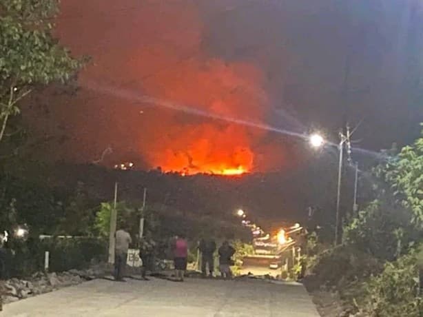 En Ixtaczoquitlán, incendio arrasa con hectáreas de caña