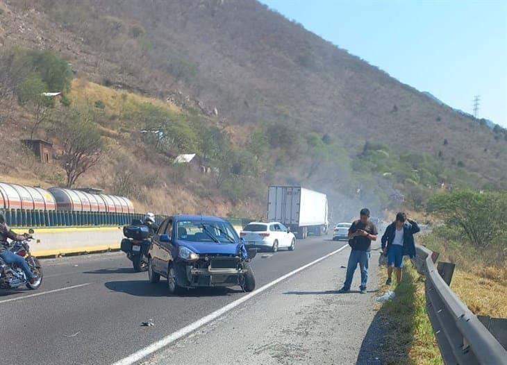 Vehículo choca contra barras de contención en la autopista Puebla-Orizaba