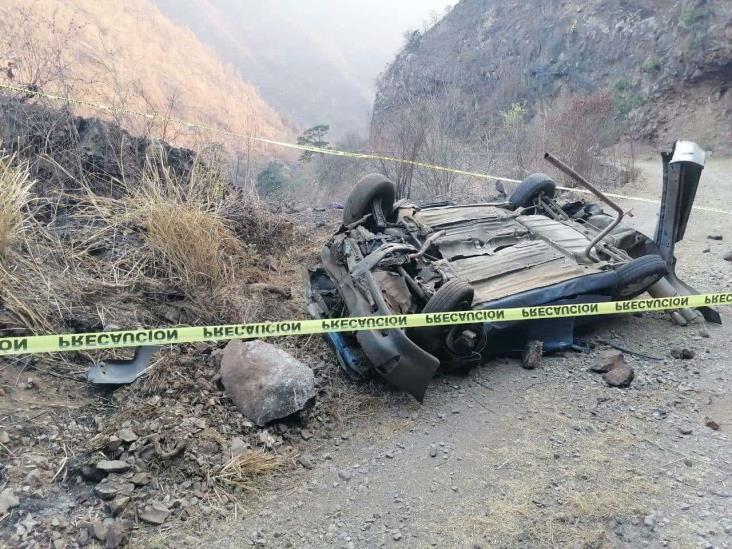 ¡Tragedia en la Puebla-Orizaba! Auto cae a barranco; hay dos muertos