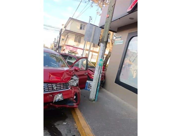 Fuerte choque de dos camionetas en la avenida Américas de Xalapa