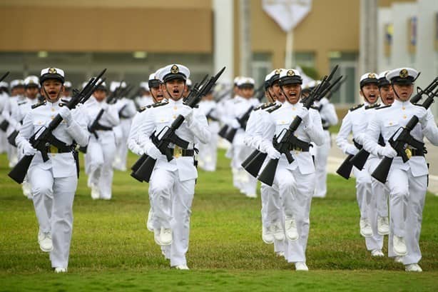 Cadetes juran frente a AMLO servir a la patria en Escuela Naval Militar de Antón Llizardo