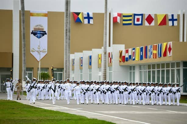 Cadetes juran frente a AMLO servir a la patria en Escuela Naval Militar de Antón Llizardo