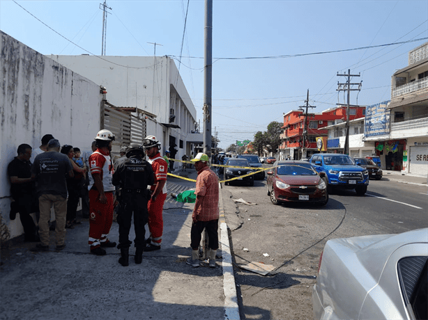 Hombre fallece en plena calle por presunto infarto o golpe de calor en avenida Paso y Troncoso de Veracruz | VIDEO