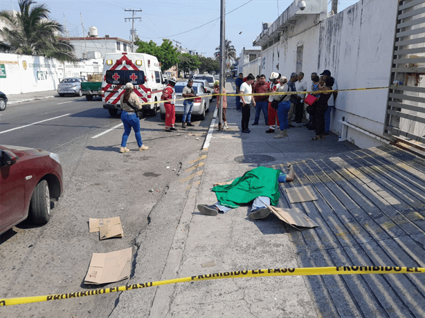 Hombre fallece en plena calle por presunto infarto o golpe de calor en avenida Paso y Troncoso de Veracruz | VIDEO