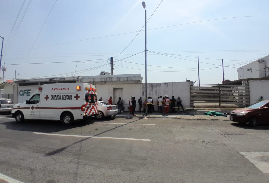 Hombre fallece en plena calle por presunto infarto o golpe de calor en avenida Paso y Troncoso de Veracruz | VIDEO