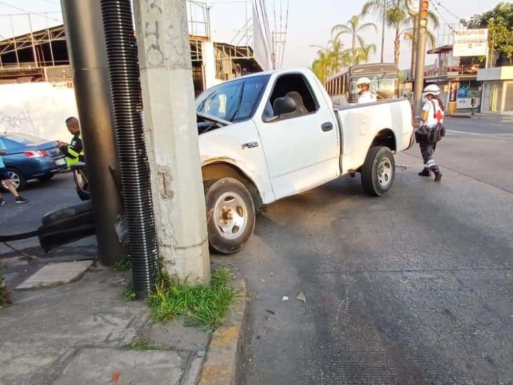 Patrulla de la Policía Ministerial y auto chocan en Córdoba; hay dos lesionados