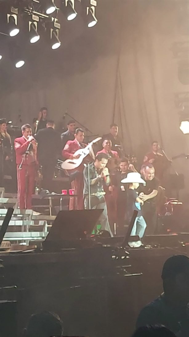 Christian Nodal sube a cantar a niño durante su concierto en Veracruz | VIDEO