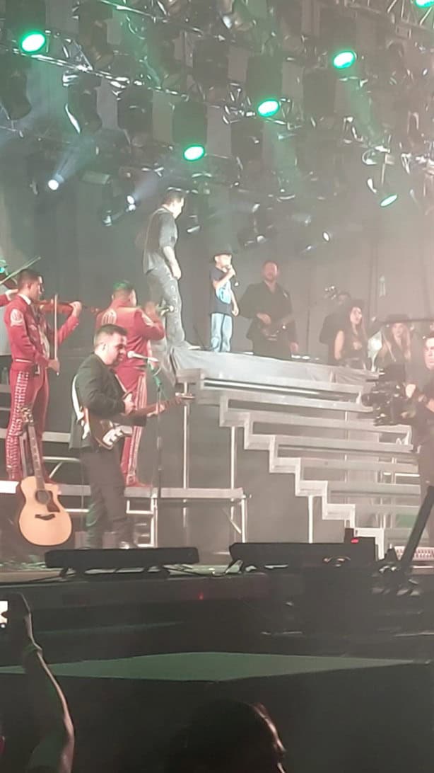 Christian Nodal sube a cantar a niño durante su concierto en Veracruz | VIDEO