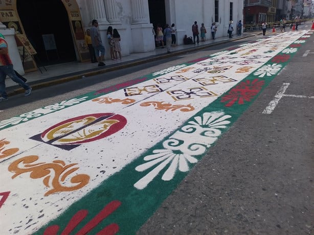 Elaboran tapete de aserrín sobre avenida Independencia en Veracruz | FOTOS