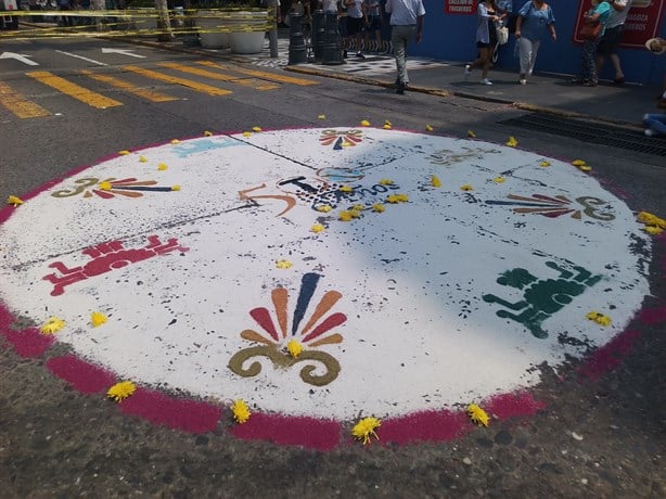 Elaboran tapete de aserrín sobre avenida Independencia en Veracruz | FOTOS