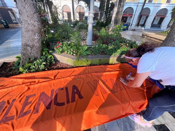 Madres víctimas de violencia vicaria lanzan mensaje a autoridades desde el zócalo de Veracruz